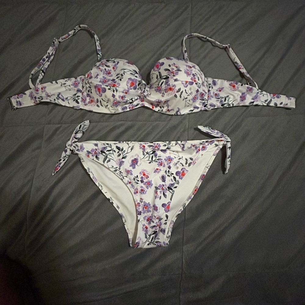 H&M white/floral bikini top and matching bottoms (size medium)